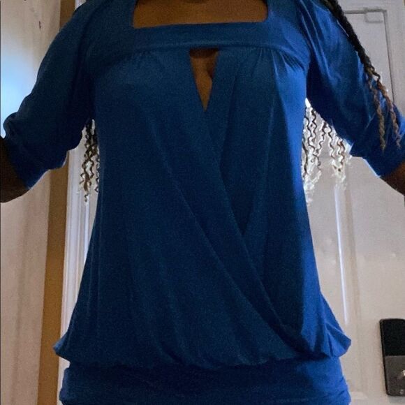 Long Blue Shirt with Open V in the middle - Picture 4 of 4